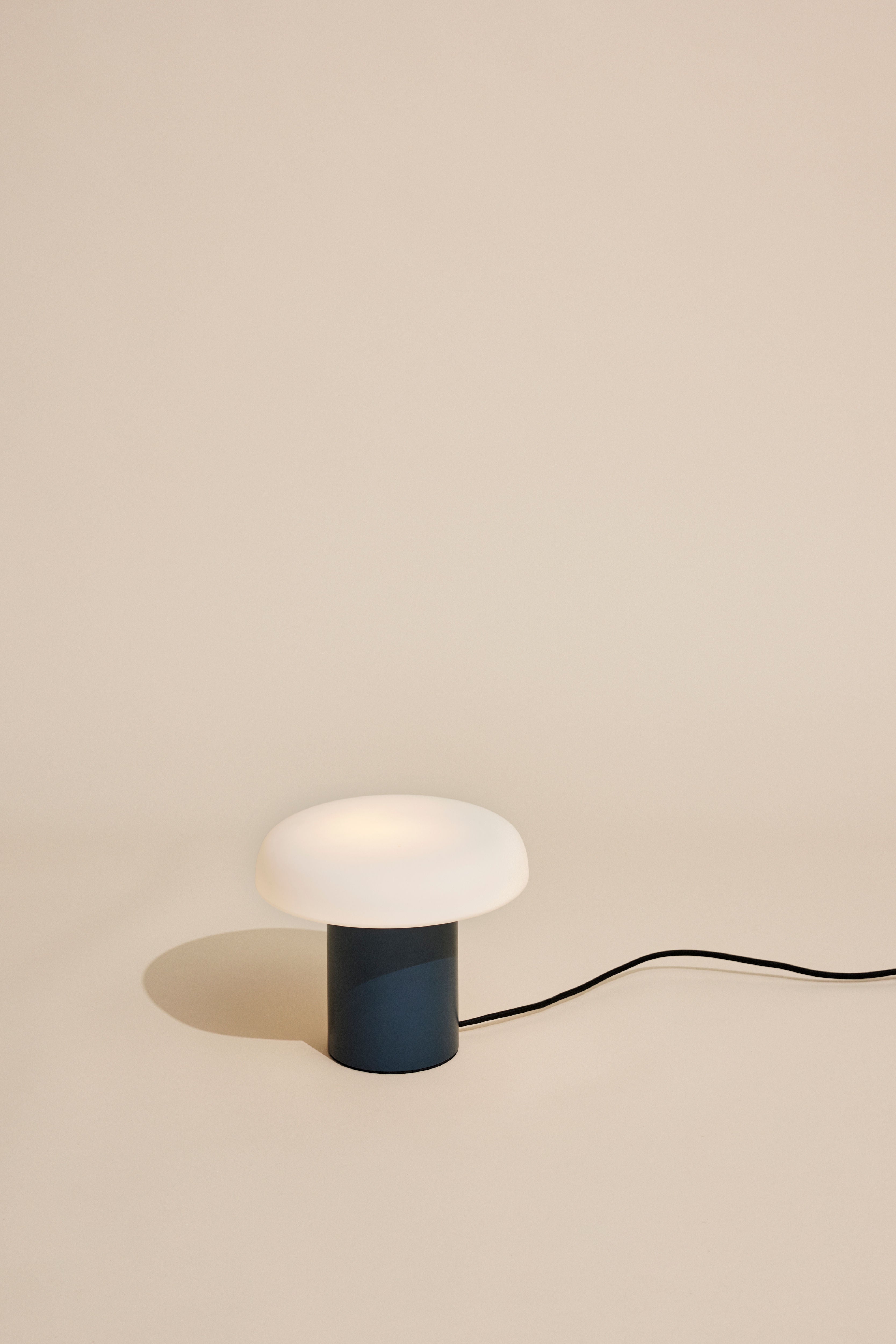 Table lamp "Ateliers" dark blue/white glass iron