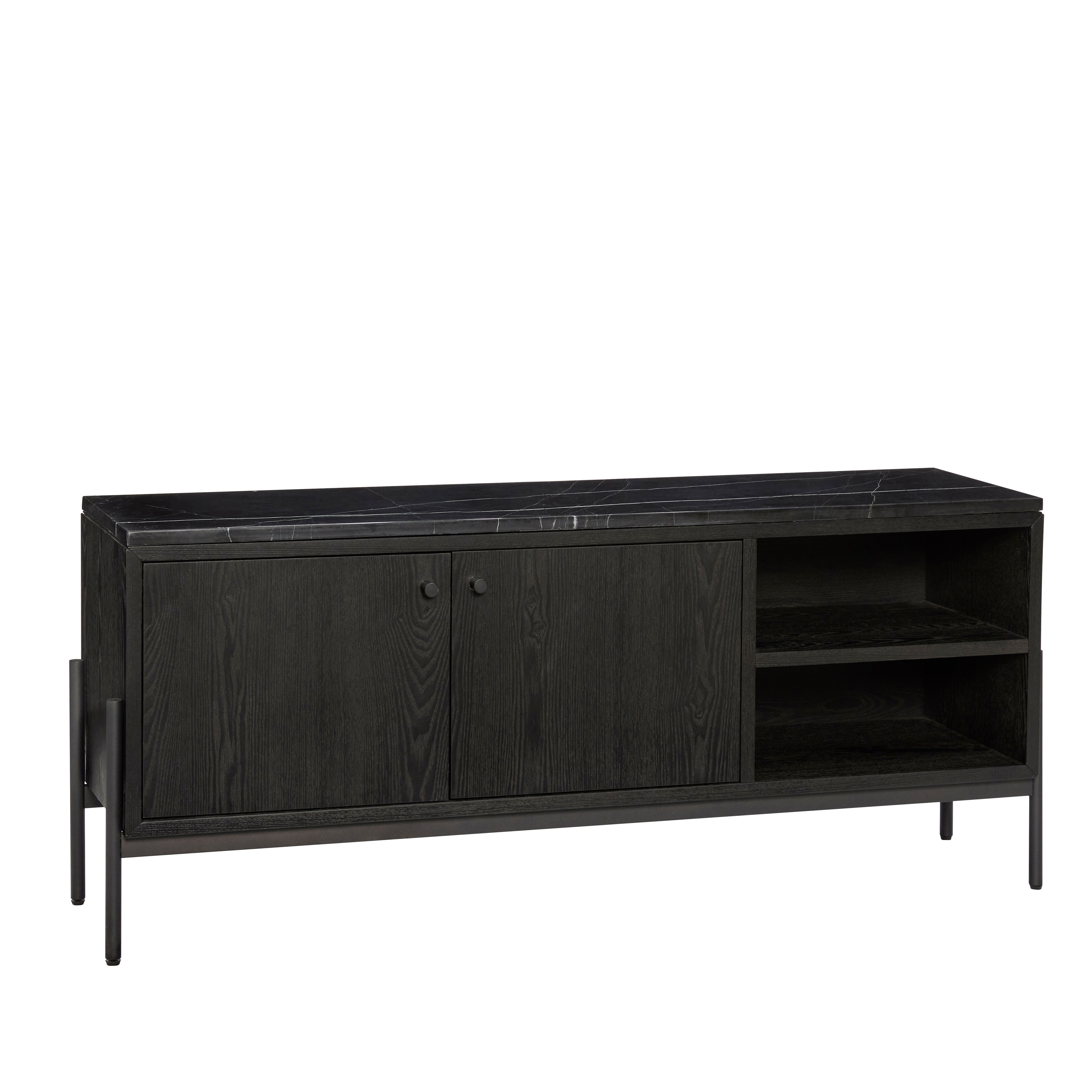 Das flache Sideboard "Nobu" in Schwarz aus FSC®-zertifiziertem Holz bietet mit einer Marmorplatte, Ablagefläche und Stauraum eine elegante Lösung zur Aufbewahrung und Präsentation Ihrer Lieblingsgegenstände