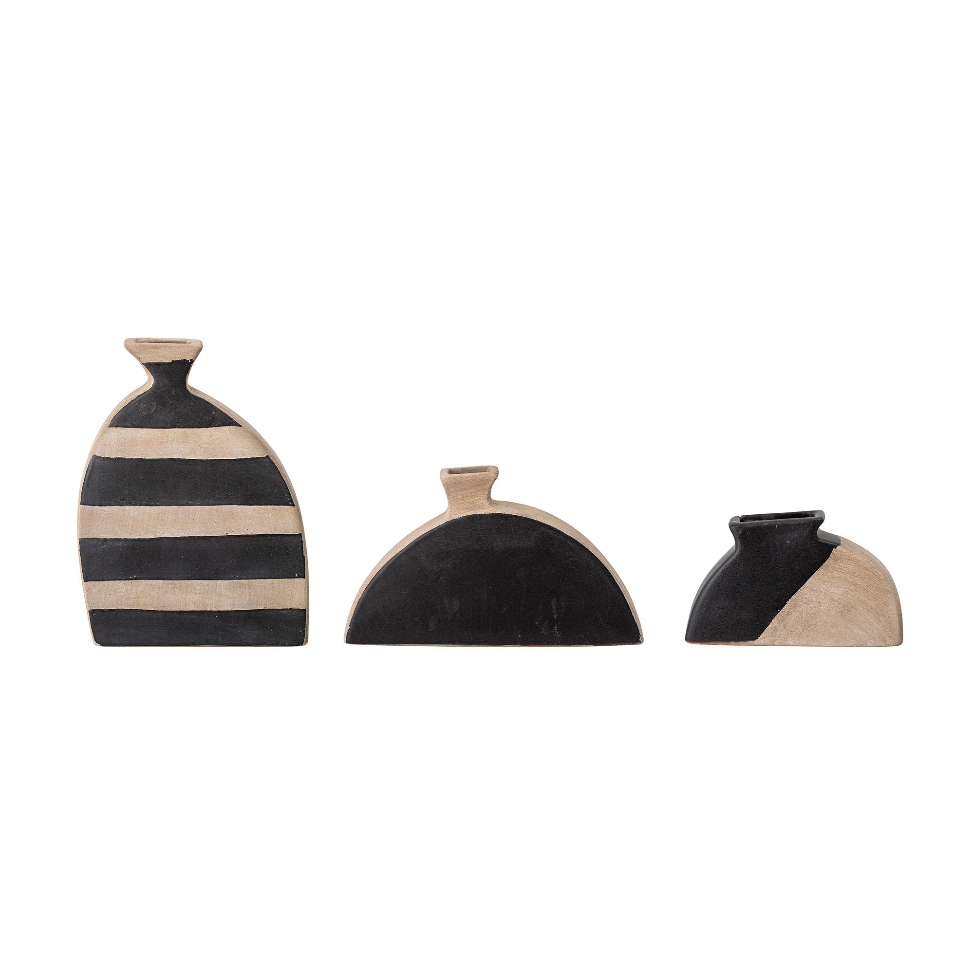 Das Set "Nezha" besteht aus drei grafischen Deko-Vasen aus schwarzer Terrakotta, die jeweils individuell von Hand verziert sind und einen modernen Akzent in jedem Raum setzen.