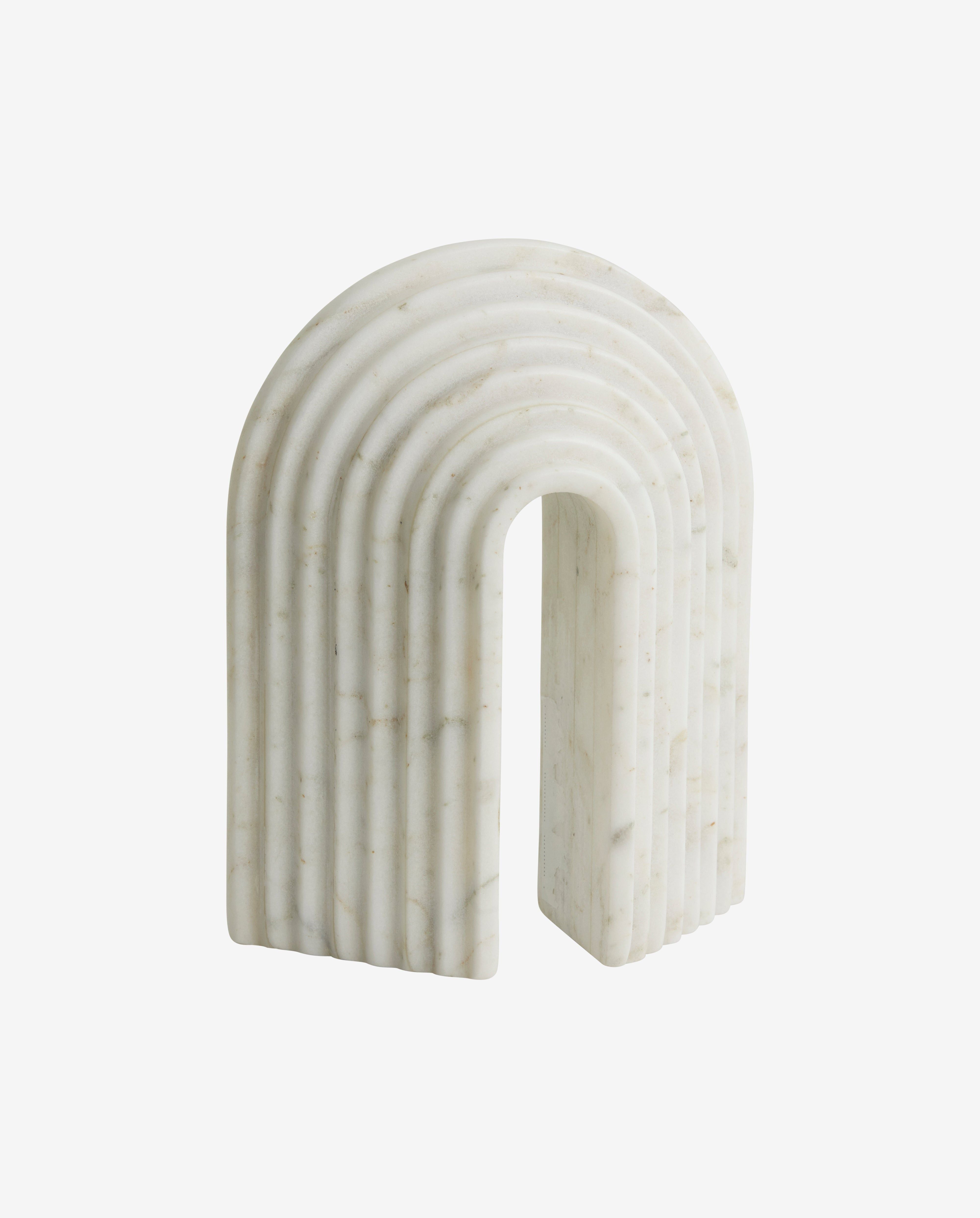 Die Buchstütze 'FERRO' aus weißem Marmor ist nicht nur funktional, sondern auch eine dekorative Skulptur.