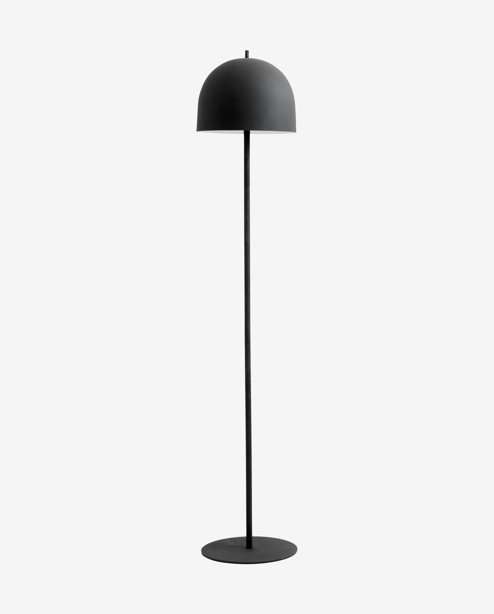 Die Stehlampe "GLOW" in mattem Schwarz ist eine zeitlose Beleuchtungslösung aus Eisen mit einem eleganten Design und einem edlen Finish, das sich nahtlos in jede Raumgestaltung einfügt