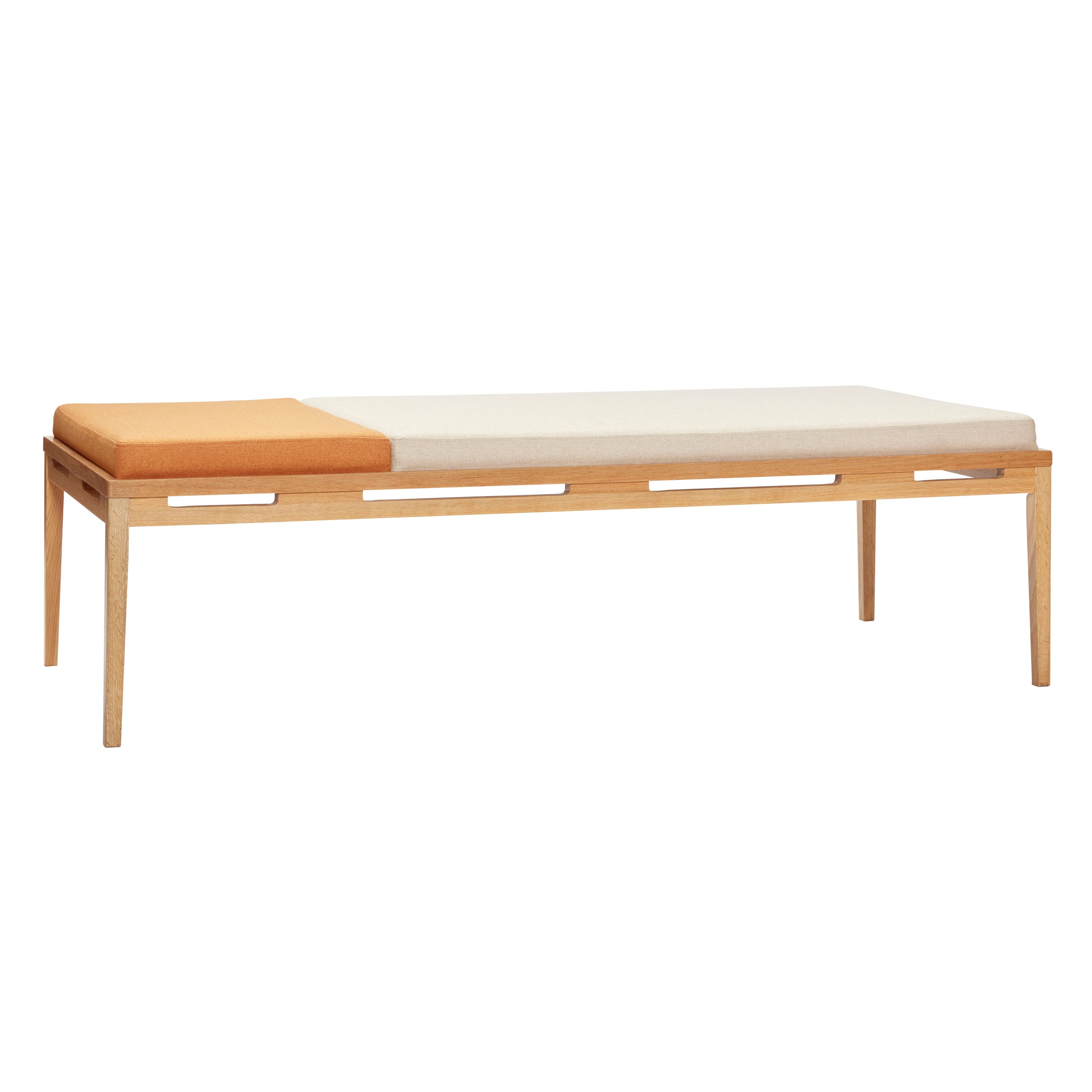 Das Amber Daybed ist ein modernes und stilvolles Möbelstück aus Eichenholz und Polyester in den Farben Orange, Beige und Naturfarben, perfekt für Wohn- und Schlafzimmer und bietet bequemen Sitz- und Liegekomfort