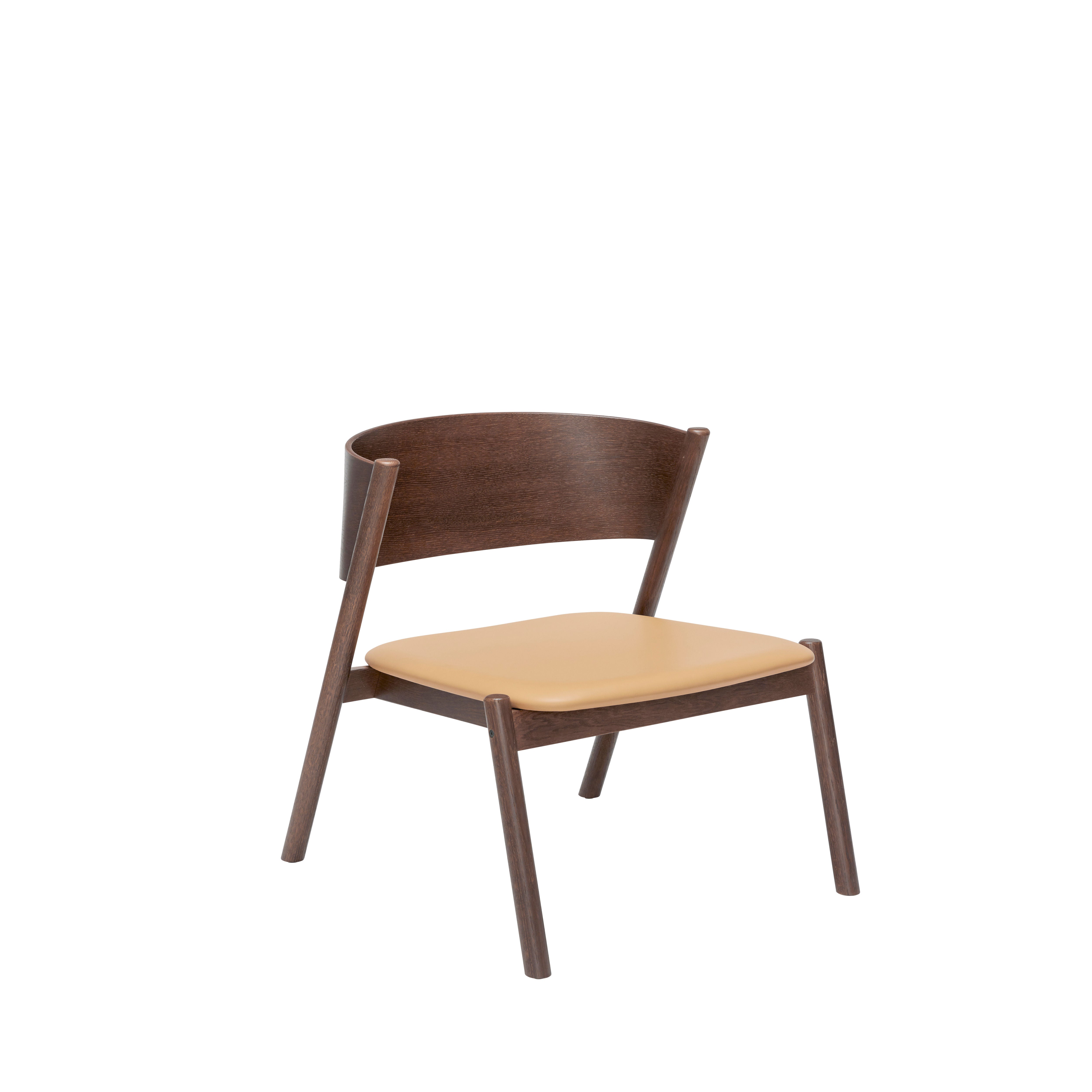 Der Oblique Loungestuhl in dunkelbraunem Holz und cognacfarbenem Anilinleder vereint zeitlose Ästhetik mit nachhaltiger Qualität.