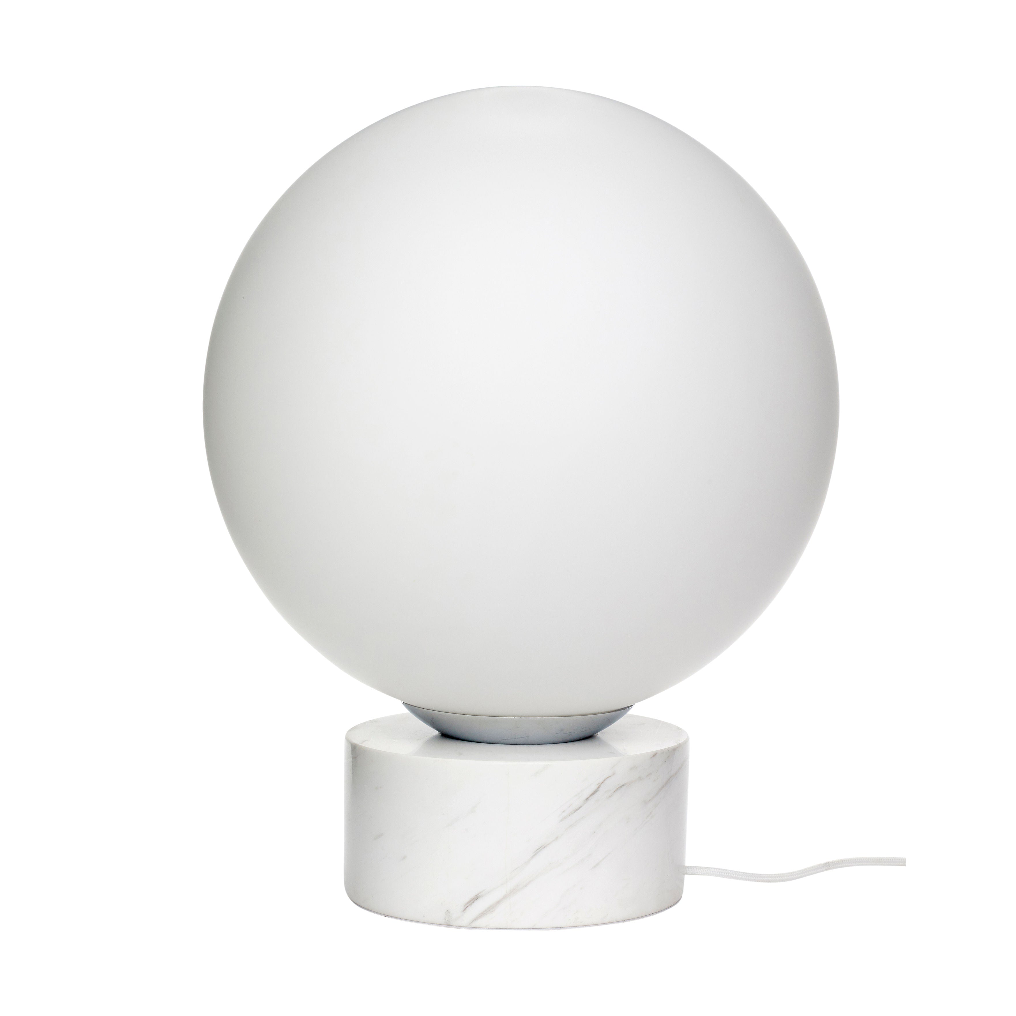 Die Stehlampe "Sphere" in Weiß vereint Marmor, Milchglas und Eisen zu einem eleganten Design, handgefertigt und mit einem zylinderförmigen Marmorfuß für eine südländische Atmosphäre, ideal für das moderne Zuhause.
