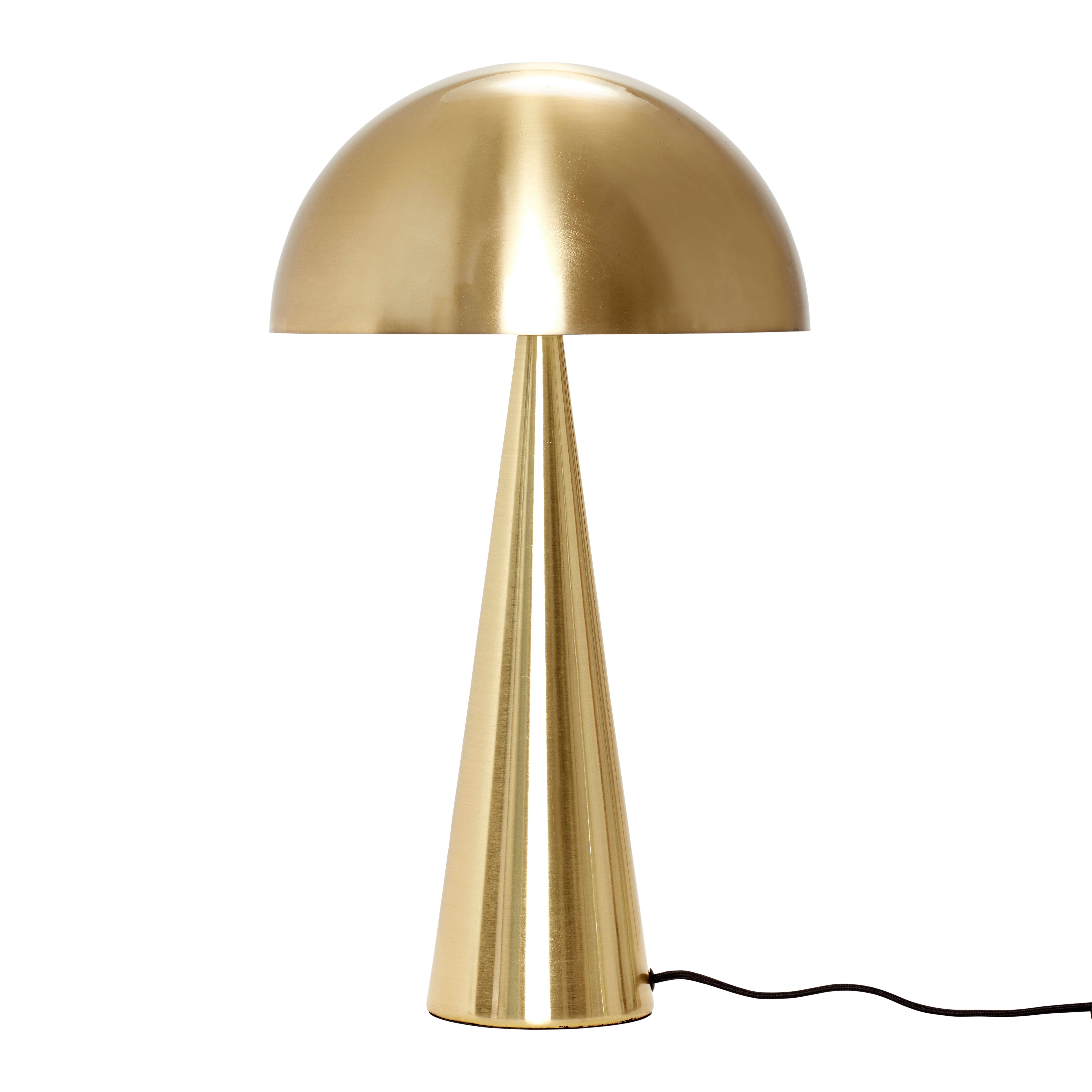 Die Tischleuchte "Mush" in Messingfarben, mit einem Lampenschirm in halber Kuppelform und einem kegelförmigen Fuß, verleiht jedem Raum einen Hauch von Eleganz und Retro-Flair